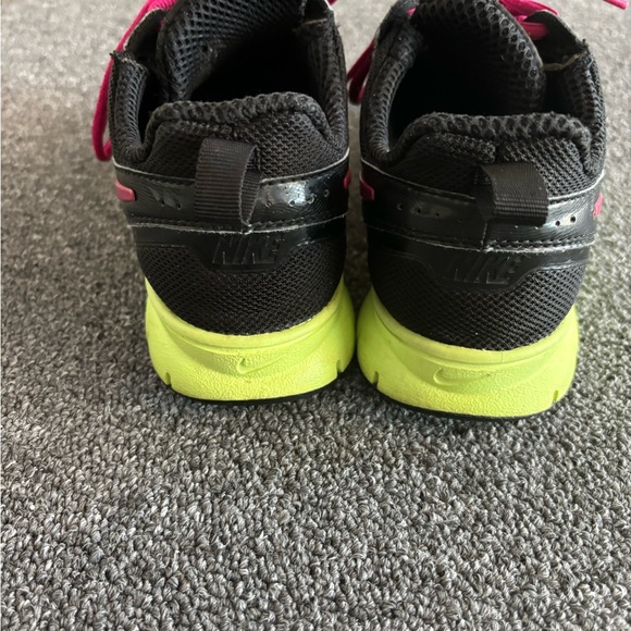 Nike Womens 7.5 athletic shoes - Picture 2 of 3
